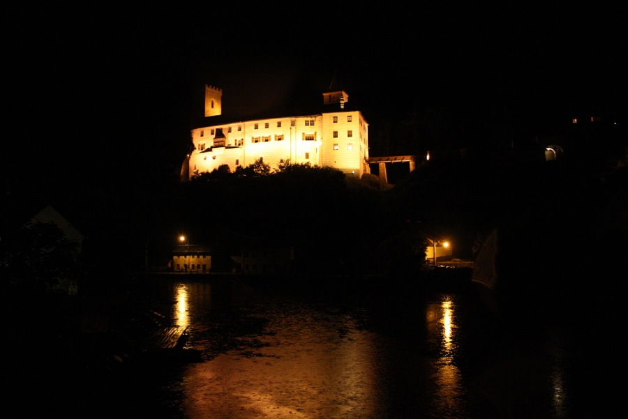 Castle Rožmberk at night